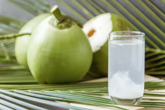 Uống nước dừa vào mùa hè tăng collagen nhưng cần tránh 7 “thời điểm độc” kẻo hại thân - Ảnh 2.