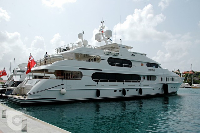 在每年花費 200 萬美元運營億萬富翁運動員老虎伍茲的私人遊艇內 - 照片 2。