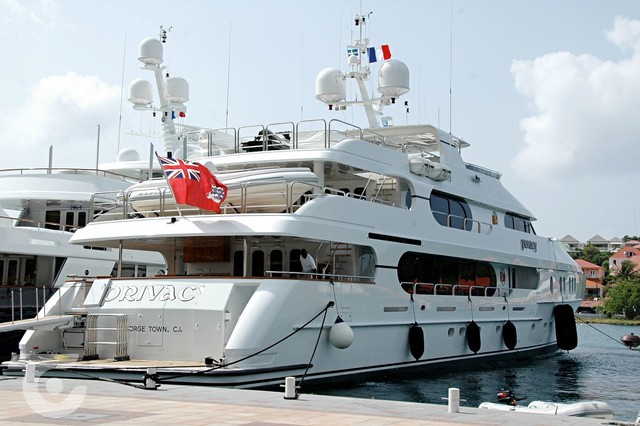 在每年花費 200 萬美元參加比賽的私人遊艇內，億萬富翁運動員老虎伍茲 - 照片 3。