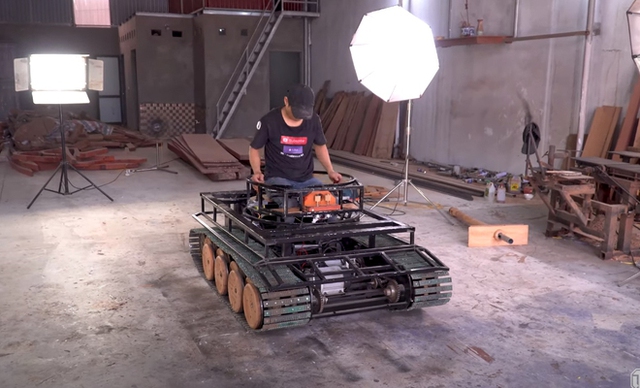 Chưa thỏa mãn với dàn siêu xe, ông bố trẻ ở Bắc Ninh chế tạo chiếc xe tăng bằng gỗ thứ 2 để tặng con trai - Ảnh 6.