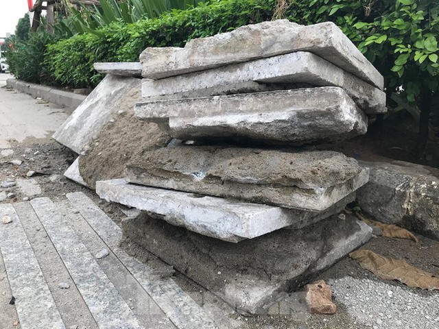 Vỉa hè vừa lát đá lại bị đào xới tại tuyến phố kiểu mẫu Hà Nội - Ảnh 6.