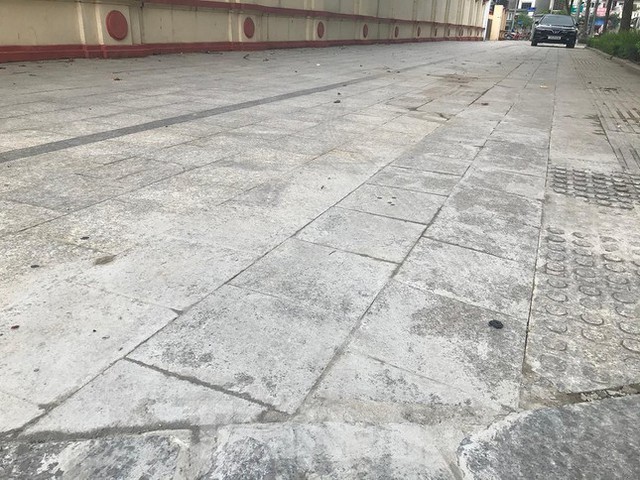 Vỉa hè vừa lát đá lại bị đào xới tại tuyến phố kiểu mẫu Hà Nội - Ảnh 9.
