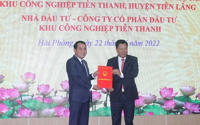 Chủ đầu tư KCN Tiên Thanh nhận giấy chứng nhận đăng ký đầu tư. Ảnh: Haiphong.gov