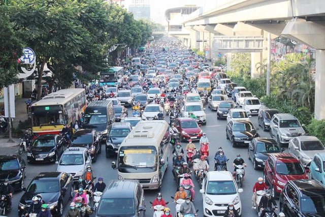  Hà Nội đề xuất tách riêng làn ô tô, xe máy trên trục đường Nguyễn Trãi  - Ảnh 1.