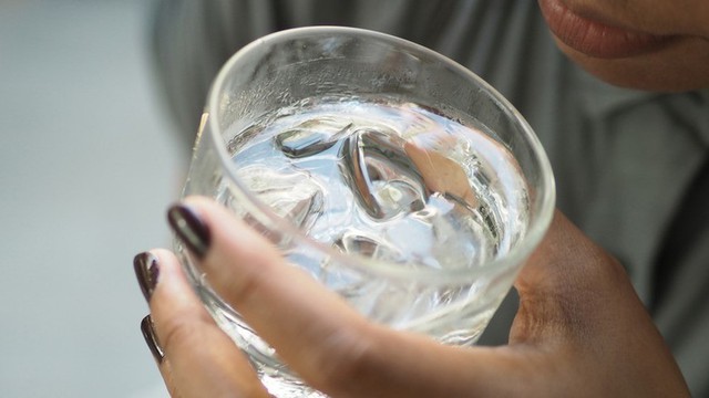 Thói quen uống nước đá vào mùa hè gây hại cho sức khỏe nhiều hơn bạn nghĩ - Ảnh 1.