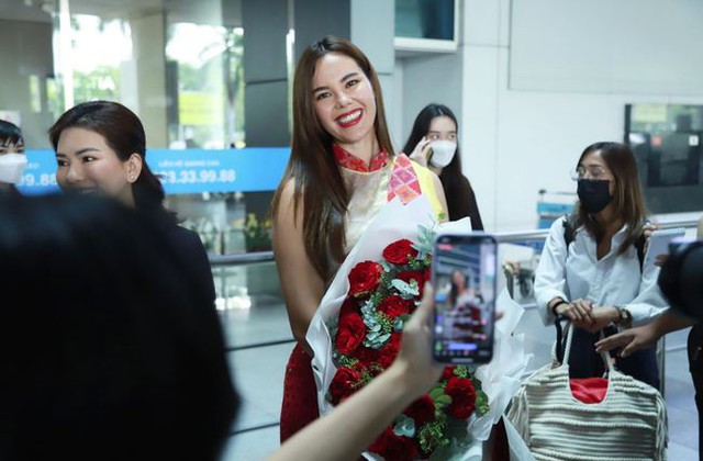 Không đi thi nhưng 2 người đẹp này đang gây sốt tại Miss Universe Vietnam: Đẹp xuất sắc còn học cực giỏi, tốt nghiệp toàn trường top - Ảnh 4.