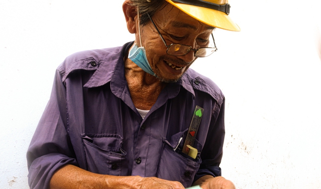Ông lão 71 tuổi mất cả hai chân và câu chuyện mưu sinh bằng nghề khắc chữ trên móc khóa - Ảnh 7.