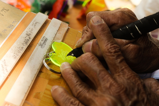Ông lão 71 tuổi mất cả hai chân và câu chuyện mưu sinh bằng nghề khắc chữ trên móc khóa - Ảnh 8.