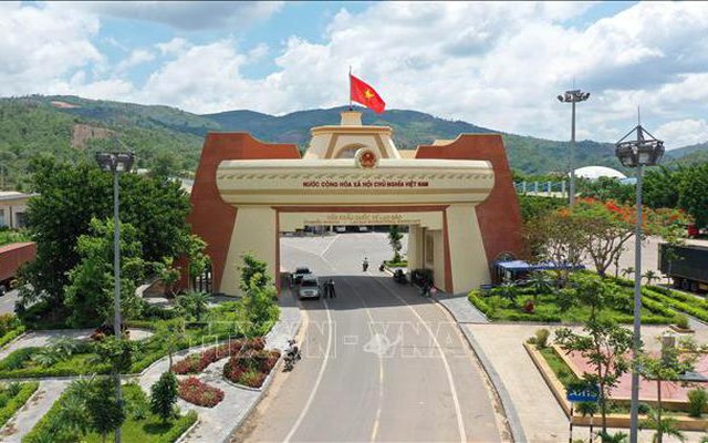 Cửa khẩu Lao Bảo thuộc huyện Hướng Hóa (Quảng Trị) là cửa khẩu biên giới tiêu biểu, kiểu mẫu trên tuyến biên giới Việt - Lào. Ảnh minh họa: Hồ Cầu/TTXVN