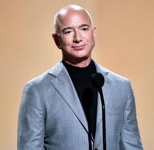 Người cha dượng ít ai biết nhưng có ảnh hưởng rất lớn tới tỷ phú Jeff Bezos: Cuộc đời thăng trầm bất ngờ, 16 tuổi một mình đến Mỹ chỉ với 3 bộ đồ sờn rách - Ảnh 3.