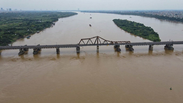  Hà Nội: Cầu Long Biên được lắp mắt thần, dựng rào chắn lối lên khiến xe ba gác chịu thua - Ảnh 1.