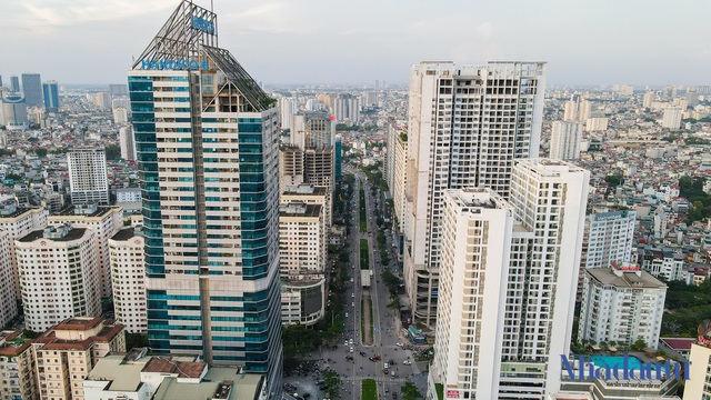 Cận cảnh cao ốc đội thêm 33 tầng xé nát quy hoạch ở Hà Nội - Ảnh 1.