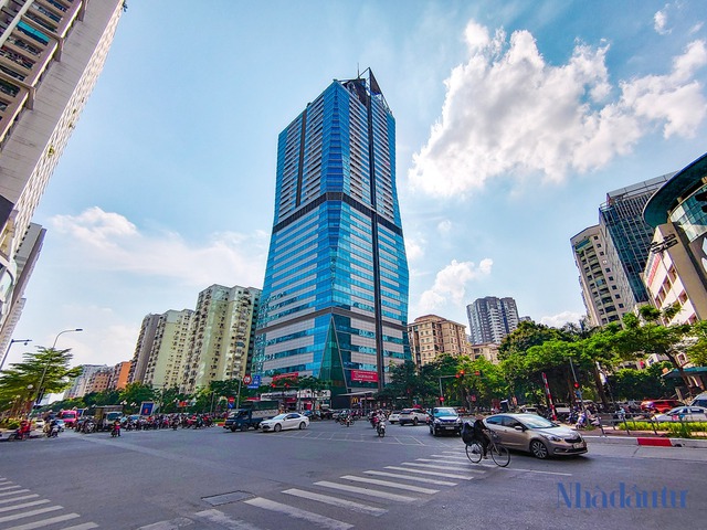 Cận cảnh cao ốc đội thêm 33 tầng xé nát quy hoạch ở Hà Nội - Ảnh 2.