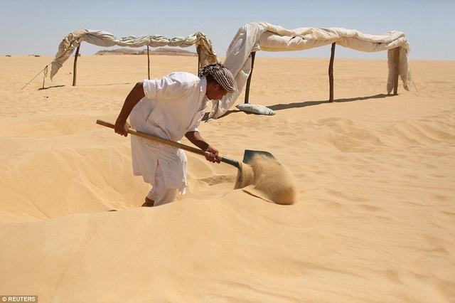 Bỏ tiền triệu để được tắm cát trần bỏng rát giữa sa mạc Sahara: Trải nghiệm cực hot vì 1 lý do không ngờ - Ảnh 3.