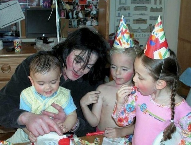 13 năm sau ngày cha mất, 3 người con của ông hoàng nhạc Pop Michael Jackson sống ra sao: Từng luôn đeo mặt nạ, thân thế được giữ kín, chỉ 1 trong số đó theo nghiệp cha - Ảnh 1.