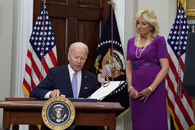 Tổng thống Joe Biden ký luật kiểm soát súng đạn  - Ảnh 1.