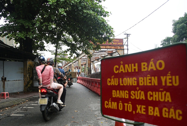  Hà Nội: Cầu Long Biên được lắp mắt thần, dựng rào chắn lối lên khiến xe ba gác chịu thua - Ảnh 4.