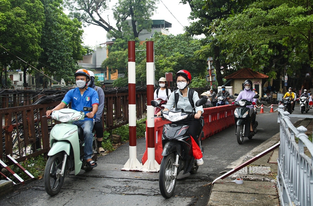  Hà Nội: Cầu Long Biên được lắp mắt thần, dựng rào chắn lối lên khiến xe ba gác chịu thua - Ảnh 5.