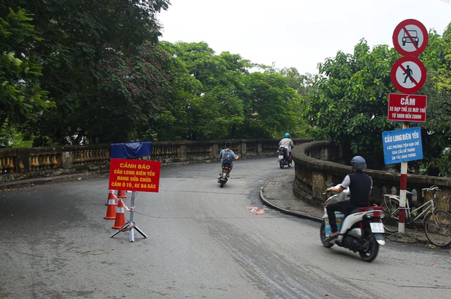  Hà Nội: Cầu Long Biên được lắp mắt thần, dựng rào chắn lối lên khiến xe ba gác chịu thua - Ảnh 7.