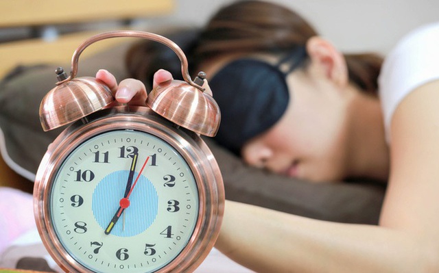 Đi ngủ sớm trước 10 giờ làm tăng nguy cơ tử vong lên đến 45%. Ảnh: Aboluowang