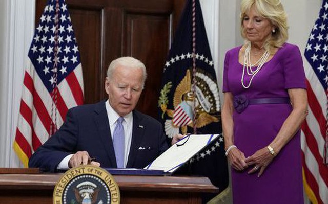 Tổng thống Joe Biden ký luật kiểm soát súng đạn