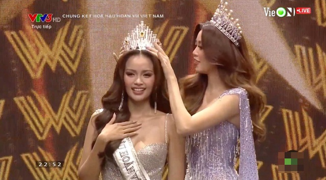 Khoảnh khắc đẹp nhất Hoa hậu Hoàn vũ Việt Nam 2022: Ngọc Châu được Khánh Vân trao vương miện Vinawoman - Ảnh 1.