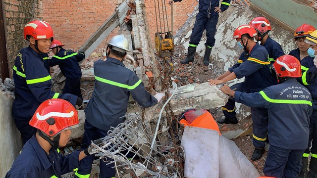 Hiện trường vụ sập tường công trình làm hai người thương vong ở TPHCM - Ảnh 1.