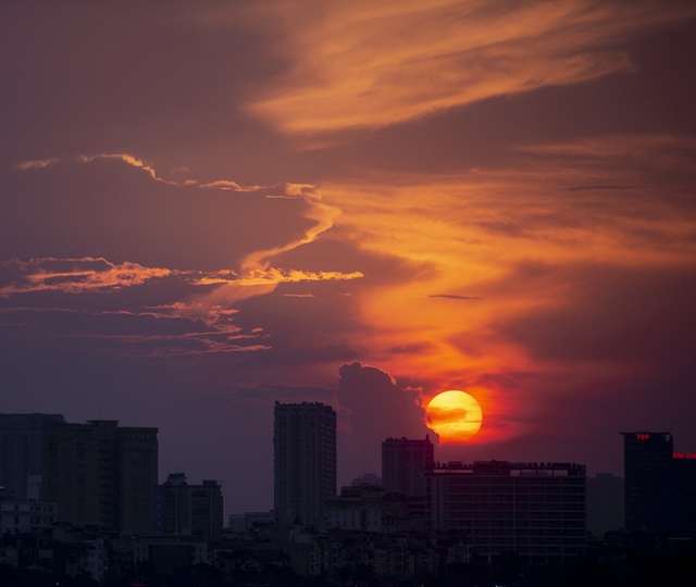  Giới trẻ Hà Nội rủ nhau đi ngắm hoàng hôn hồ Tây đông nghịt ngày cuối tuần: Không đi là quá có lỗi với thời tiết rồi! - Ảnh 13.