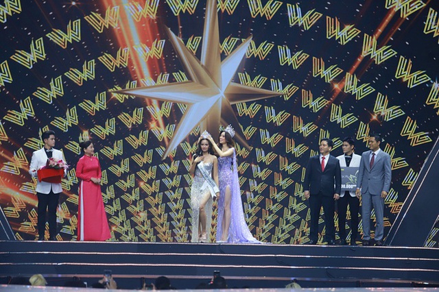 Khoảnh khắc đẹp nhất Hoa hậu Hoàn vũ Việt Nam 2022: Ngọc Châu được Khánh Vân trao vương miện Vinawoman - Ảnh 3.