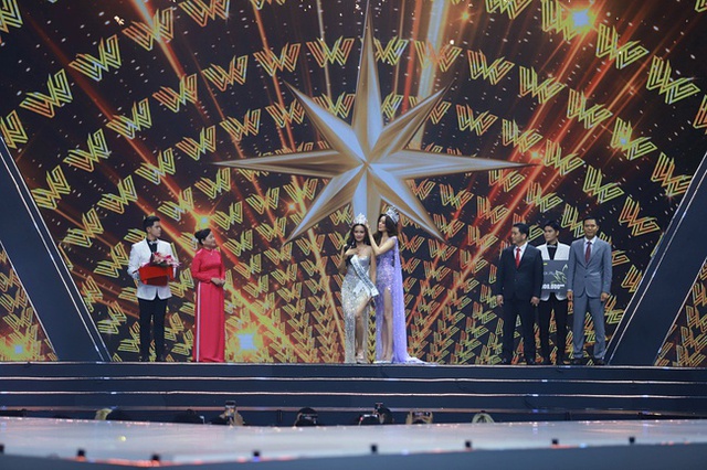 Khoảnh khắc đẹp nhất Hoa hậu Hoàn vũ Việt Nam 2022: Ngọc Châu được Khánh Vân trao vương miện Vinawoman - Ảnh 4.