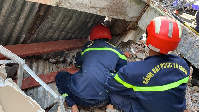 Hiện trường vụ sập tường công trình làm hai người thương vong ở TPHCM - Ảnh 6.