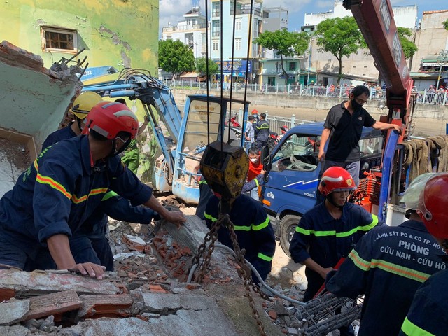 Hiện trường vụ sập tường công trình làm hai người thương vong ở TPHCM - Ảnh 7.
