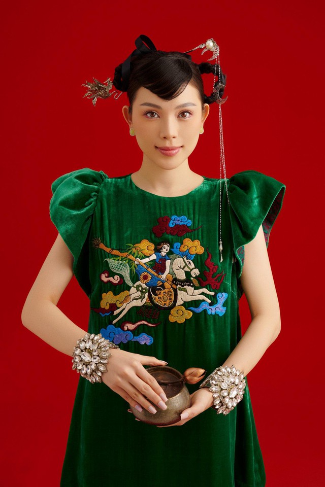Con dâu hào môn Linh Rin khác biệt trong trang phục lấy cảm hứng từ tranh Đông Hồ - Ảnh 2.