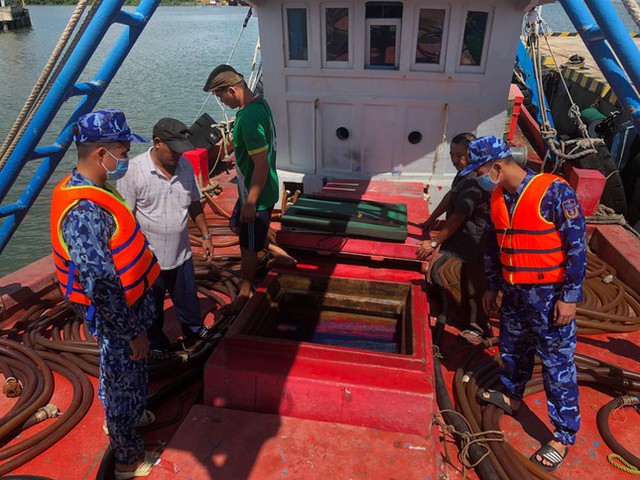  Cảnh sát biển bắt giữ tàu chở 85.000 lít dầu DO không rõ nguồn gốc  - Ảnh 2.
