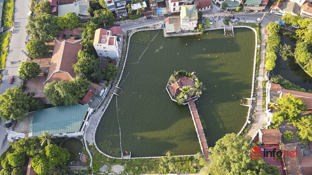 Hà Nội: Ao làng ô nhiễm được cải tạo thành bể bơi rộng 7.000m2, ngày nắng nóng hàng trăm người đến tắm - Ảnh 1.