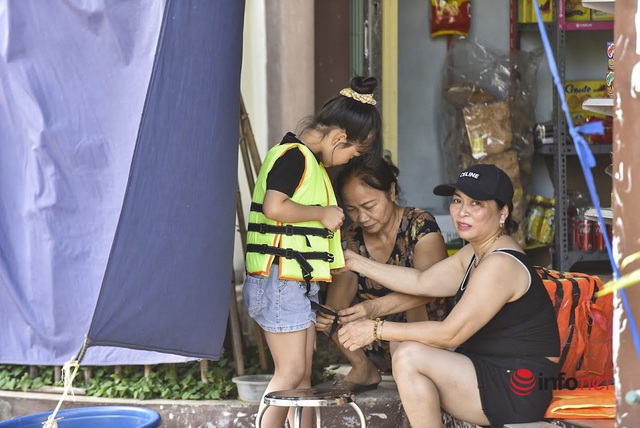 Hà Nội: Ao làng ô nhiễm được cải tạo thành bể bơi rộng 7.000m2, ngày nắng nóng hàng trăm người đến tắm - Ảnh 2.