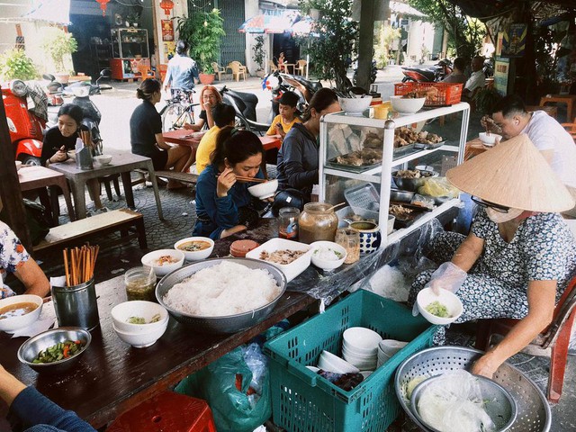 Tô bún 5 nghìn đồng giữa phố Đà Nẵng: Gần 30 năm khiến bao người tò mò, thương nhớ - Ảnh 11.