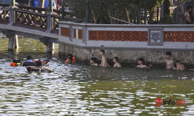 Hà Nội: Ao làng ô nhiễm được cải tạo thành bể bơi rộng 7.000m2, ngày nắng nóng hàng trăm người đến tắm - Ảnh 3.