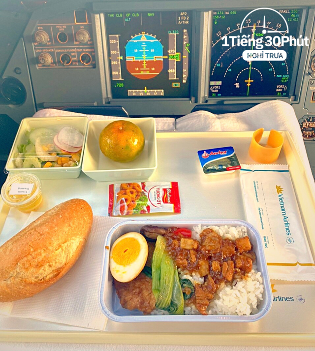 Phi công Vietnam Airlines tiết lộ bữa cơm trưa tự làm khi đi bay và quy định về văn hóa nói mà nhiều nhân viên văn phòng bình thường sẽ thấy khó hòa hợp - Ảnh 4.