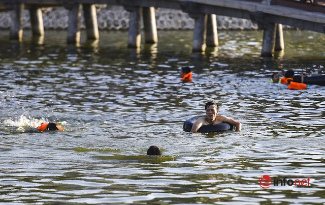 Hà Nội: Ao làng ô nhiễm được cải tạo thành bể bơi rộng 7.000m2, ngày nắng nóng hàng trăm người đến tắm - Ảnh 5.