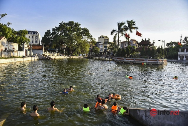 Hà Nội: Ao làng ô nhiễm được cải tạo thành bể bơi rộng 7.000m2, ngày nắng nóng hàng trăm người đến tắm - Ảnh 6.