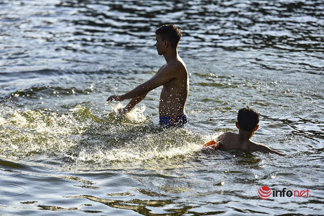 Hà Nội: Ao làng ô nhiễm được cải tạo thành bể bơi rộng 7.000m2, ngày nắng nóng hàng trăm người đến tắm - Ảnh 7.