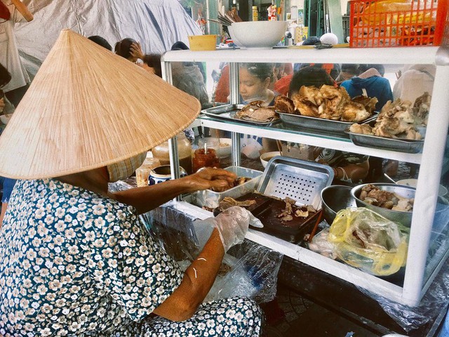 Tô bún 5 nghìn đồng giữa phố Đà Nẵng: Gần 30 năm khiến bao người tò mò, thương nhớ - Ảnh 8.