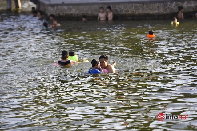 Hà Nội: Ao làng ô nhiễm được cải tạo thành bể bơi rộng 7.000m2, ngày nắng nóng hàng trăm người đến tắm - Ảnh 8.