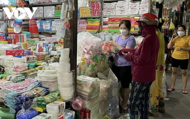 Khó thay đổi thói quen dùng tiền mặt trong giao dịch tại các chợ 4.0 ở Bà Rịa - Vũng Tàu. (Ảnh: Gia Khang)