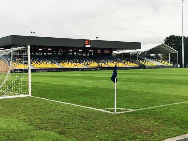 Cận cảnh sân vận động của Pau FC: Chỉ có 2 khán đài, sức chứa vỏn vẹn 4.000 người - Ảnh 2.