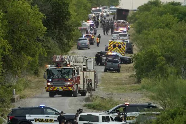 Hãi hùng phát hiện ít nhất 46 thi thể trong xe đầu kéo ở Mỹ - Ảnh 1.