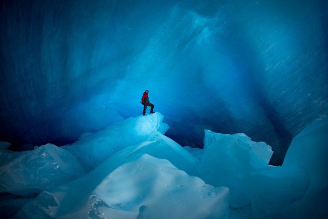 Nhiếp ảnh gia bất chấp gian khổ thám hiểm hệ thống hang động băng giá kỳ vĩ, vẻ đẹp trước mắt choáng ngợp đến khó tin - Ảnh 12.