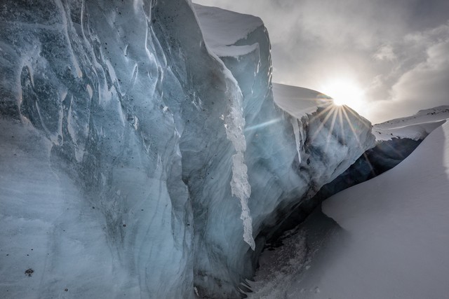 Nhiếp ảnh gia bất chấp gian khổ thám hiểm hệ thống hang động băng giá kỳ vĩ, vẻ đẹp trước mắt choáng ngợp đến khó tin - Ảnh 16.