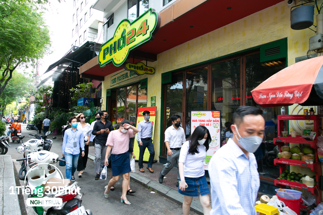 Dân văn phòng hạng sang tại Vincom và Saigon Centre giờ nghỉ trưa đội nắng la liệt ngoài vỉa hè dù công ty cách khu food court đỉnh nhất TP HCM chỉ vài bước chân! - Ảnh 16.